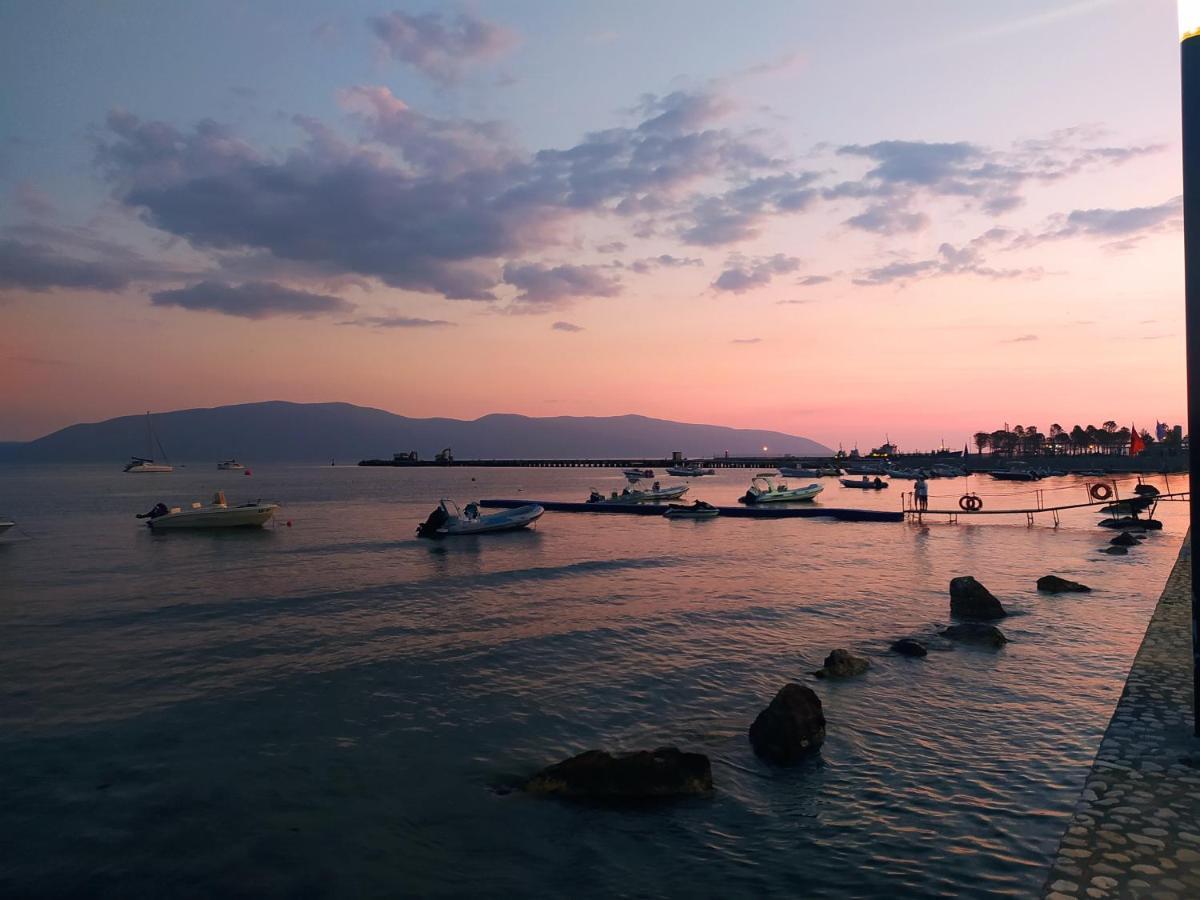 Lungomare Beach Apartments Vlorë Esterno foto